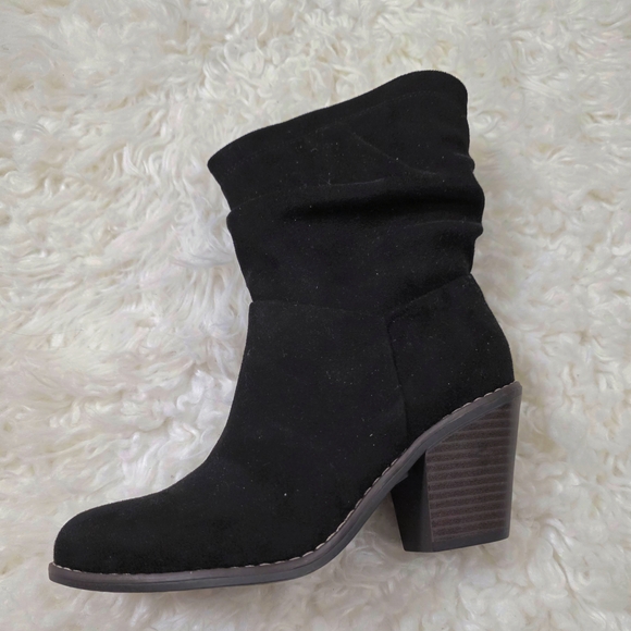 NWT a.n.a New York Black Faux Suede Boots - Size 6 - Picture 2 of 3